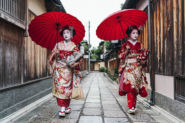 Maiko Geisha in the gion district kyoto japan 600x400