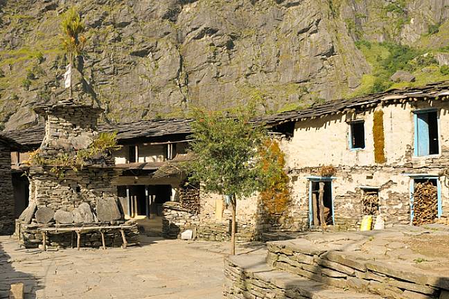 Chorten village of jagat manaslu circuit nepal c moralee 600x400