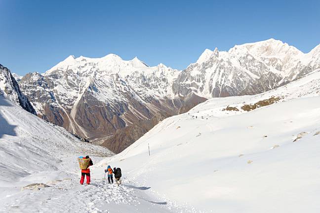 Start ofdescent from the larkya la manaslu circuit trek s moralee 600x400