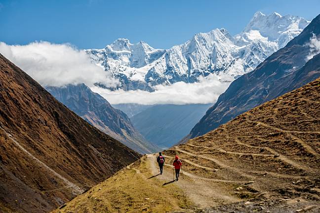 Trekkers on the Manaslu circuit trek nepal 600x400