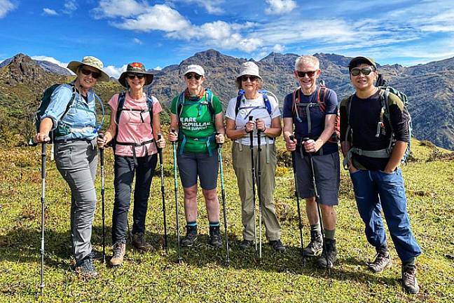 Group of trekkers druk path bhutan 600x400
