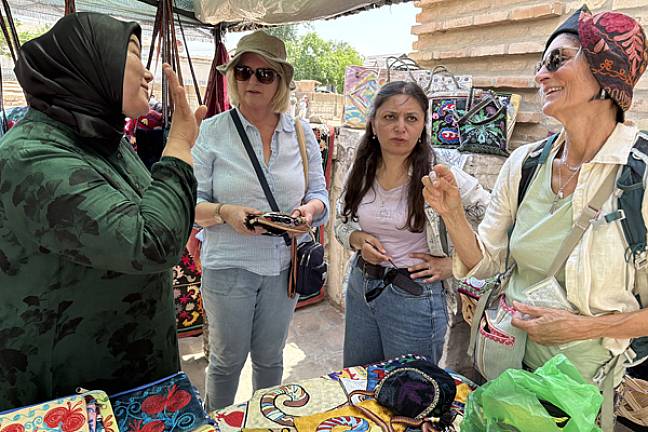 Haggling at a market on the silk road uzbekistan V Innes 600x400