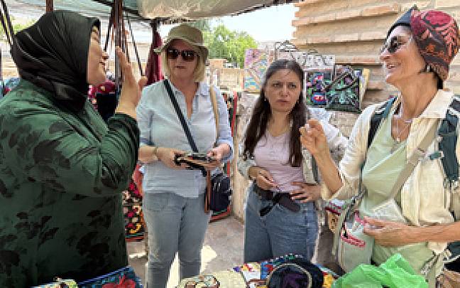 Haggling at a market on the silk road uzbekistan Vanessa Innes 600x400