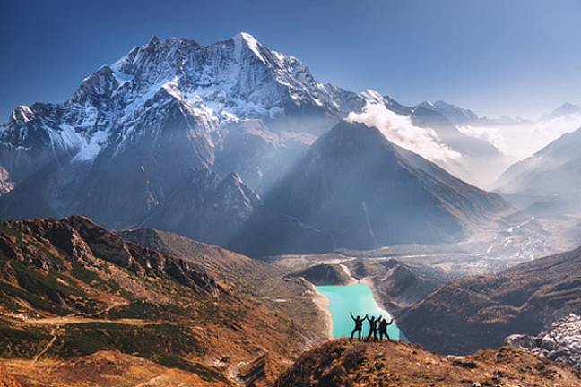 First time trekkers in Nepal Manaslu 600x400