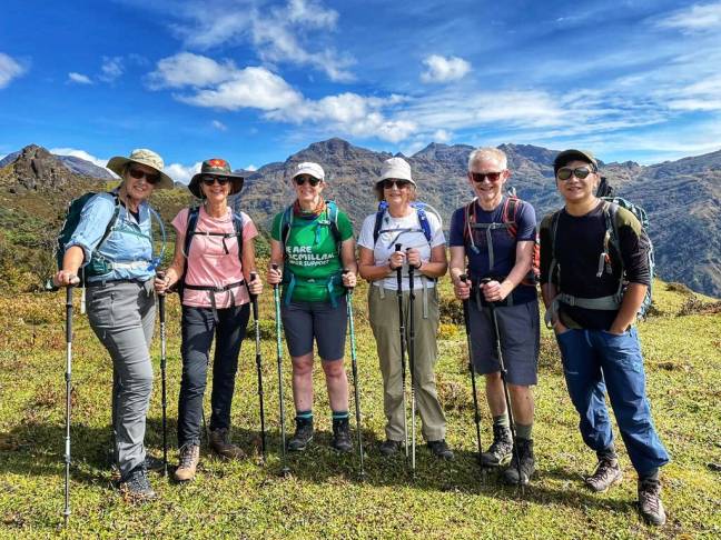 Group walking druk path bhutan 600 x 450