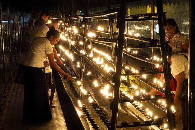 Best time to visit sri lanka elephants candles temple of the tooth kandy 600x400