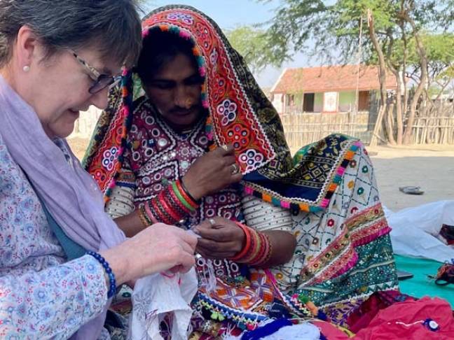 Colours of india gujarat Learning mirrorwork bhirandiyara village kutch 600x450