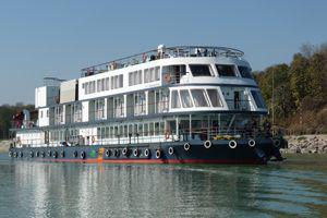 President of India visits Brahmaputra River cruise boat and presents an award